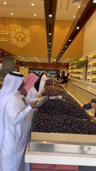 شراء الهدايا والتمور — صورة 3