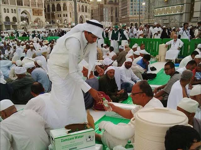 شرب ماء زمزم — صورة 13