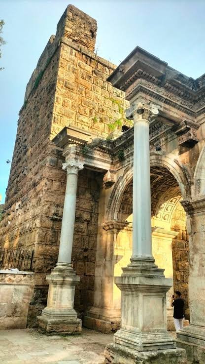 hadrians gate — صورة 4